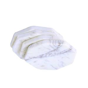 Dessous de verre en marbre blanc fabriqués à la main à bord naturel Ensemble de décoration de table élégant fabriqué en Inde disponible au prix de gros - Product Image 3