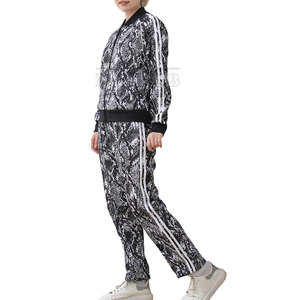 Ensemble de survêtements à sublimation intégrale Ensemble deux pièces avec un style imprimé unique Ensemble de survêtements à sublimation Tenue confortable - Product Image 4