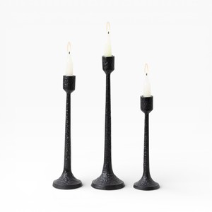 Ensemble moderne de trois bougeoirs en métal noir foncé avec un design classique tourné pour une décoration élégante - Product Image 5
