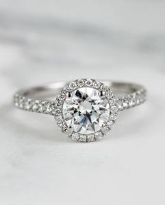 Bague de fiançailles CZ coupe ronde de 8mm avec halo et pavé en argent | Bijoux de mariage élégants - Product Image 1