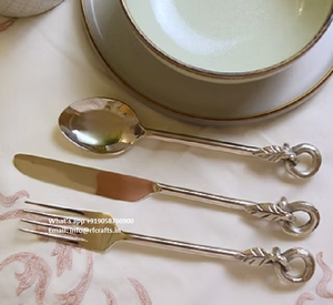 Ensemble de couverts en acier inoxydable à manche de feuille vintage 3 pièces, couteau à cuillère et à fourchette artisanal pour les repas de luxe et les cadeaux. - Product Image 1