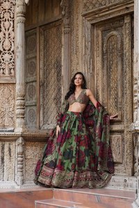 Lehenga choli ผ้าคริสตัลสำหรับแผนกต้อนรับชุดเชื้อชาติอินเดียมีจำนวนมากจากผู้จำหน่ายที่ผ่านการตรวจสอบ - Product Image 4
