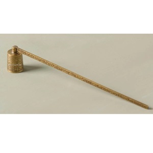 Abatidor de velas de latón puro de diseño elegante con mango largo para decoración navideña y del hogar - Product Image 3