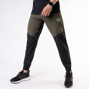 Pantalones Casuales QST Premium Micro Stretch Tech Fleece, Color Oliva, Paneles Frontales, Bolsillos Laterales, Corte Regular, Cintura Elástica con Cordón, para Gimnasio - Product Image 3