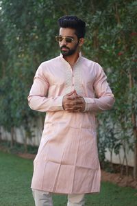 พิเศษสําหรับผู้ชาย EID ออกแบบงานปักผ้าไหม Punjabi Kurta Payjama ในราคาถูกที่สุดในตลาดขายส่ง - Product Image 2
