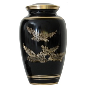 Urnas de cremación para adultos de latón de alta calidad con diseño de grabado de flores Urnas funerarias de metal con acabado de color dorado y negro - Product Image 5