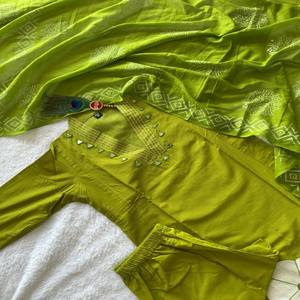 Conjunto de Kurti, Pantalón y Dupatta de Algodón Puro de Diseño VASTRA COTTAGE, con Bordado y Trabajo Artesanal con Espejos Reales, Ropa Étnica - Product Image 2