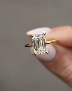 Anillo de piedras preciosas solitario de moissanita de corte esmeralda alargado de 3,15 quilates, Plata de Ley 925 con halo oculto, cuatro puntas de garra - Product Image 3