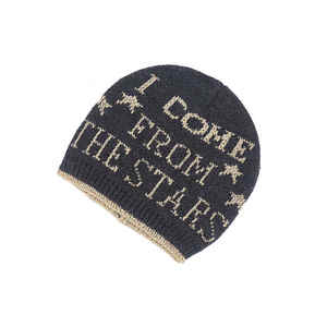 Un bonnet simple mais élégant qui se marie avec presque toutes les tenues offrant de la chaleur sans compromettre la mode - Product Image 2