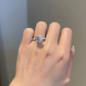 Anillo de Compromiso Solitario con Corte Redondo y Pavé en Oro Rosa de 14K con Diamante Cultivado en Laboratorio, Estilo Elegante - Product Image 6