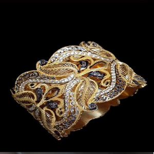 Bracelets en laiton antique avec des motifs complexes en perles et en pierres. Parfait pour les mariages. Disponible à prix de gros. - Product Image 6