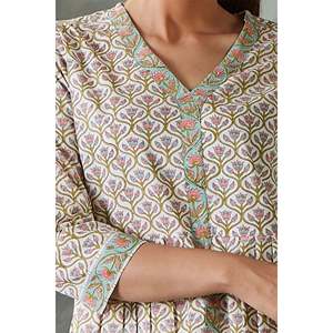 เสื้อเชิ้ตพิมพ์ลายมือสีชมพู แขนสั้น สไตล์ลำลองสำหรับผู้หญิง ใส่ทำงานได้ ฟรีไซส์ถึง XL สำหรับฤดูใบไม้ผลิและฤดูใบไม้ร่วง - Product Image 4