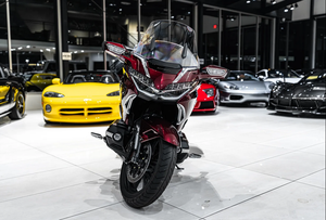 Motocyclette de luxe Goldwing 50e anniversaire 2025 avec boîte de vitesses manuelle, transmission arrière, sièges confortables de qualité supérieure et extérieur rouge - Product Image 2