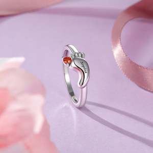 Bague personnalisée Jeulia avec pierre de naissance ovale et motif gravé en platine rhodiée - Product Image 4