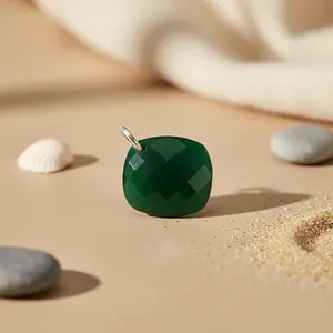 Colgante de Ónice Verde con Amuleto de Plata 925, Joyería Artesanal para Mujer con Patrón de Corte Esmeralda, Material de Oro Rosa y Platino - Product Image 1