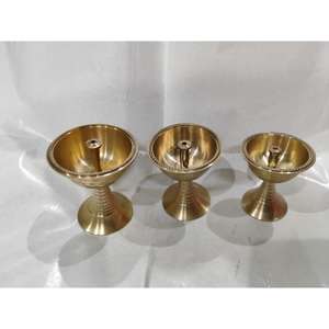 Diya ทองเหลืองเกรดดีที่สุดที่มีผิวทองเหลืองแท้ผิวเรียบและการออกแบบแบบดั้งเดิมสำหรับงานเทศกาลและการตกแต่งบ้าน - Product Image 1