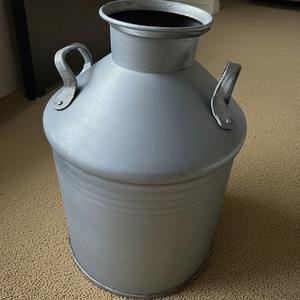 Canette de lait galvanisée rustique classique avec un aspect traditionnel idéal pour les cuisines, les maisons, les cafés de jardin et la décoration de ferme en plein air - Product Image 6