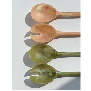 Ensemble de serveurs à salade en résine colorée, fabriqué à la main, écologique, outils à salade de luxe, passe au lave-vaisselle, décoration de table pour la maison et la cuisine - Product Image 3