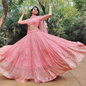 Magnifique Lehenga Choli rose avec dupatta, prêt-à-porter, de créateur indien, pour les fêtes, avec broderies et sequins. - Product Image 1