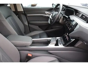 รถยนต์ออดี้ อีทรอน สปอร์ตแบ็ค พรีเมียม พลัส ปี 2021 สภาพดี ใช้งานน้อย ดูแลรักษาอย่างดี ระบบขับเคลื่อนสี่ล้อแบบดูอัลมอเตอร์ ระบบกันสะเทือนแบบปรับได้อัตโนมัติ ไม่ได้ดัดแปลงใดๆ - Product Image 4