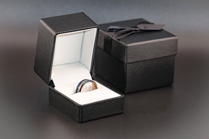 Bague d'anniversaire d'alliance en acier damas confortable pour hommes par le fabricant de couteaux Finition dorée Support OEM personnalisable - Product Image 6