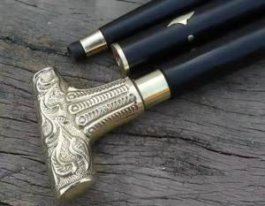 Canne de marche en bois style victorien vintage antique avec poignée en laiton - Product Image 1