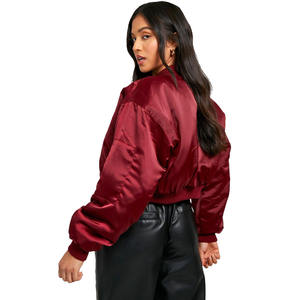 Chaqueta bomber recortada de seda satinada roja de último diseñador, chaqueta bomber elegante acanalada para mujer, chaquetas bomber con mangas hinchadas para exteriores - Product Image 2