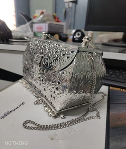 กระเป๋าถือทองเหลืองโลหะเงินคุณภาพสูงสำหรับผู้หญิงทำมือคลัทช์หัตถกรรมชุบเงินแบบอินเดียพร้อมโซ่ด้านข้าง - Product Image 1