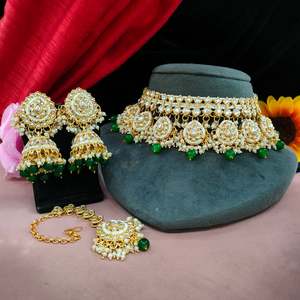 Ensemble de collier Kundan et perles avec Maang Tikka, pierres Kundan soigneusement serties dans un motif floral et géométrique, royal et élégant - Product Image 3