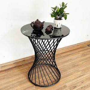 Table basse d'extérieur avec plateau en pierre durable et pieds ronds en fer pour la terrasse, la plage ou les repas en plein air - CFD68133 - Product Image 2