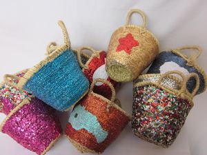 Cesta de Almacenamiento de Paja Hecha a Mano con Dos Asas, Diseño Decorativo con Lentejuelas Coloridas, Artesanía Natural para el Hogar, Año Nuevo Chino - Product Image 4
