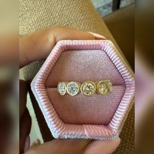 Bague de luxe pour femme en or martelé finition mate avec diamant de laboratoire rond VVS1 VVS2 de 1,50 carat – Achat en gros - Product Image 4