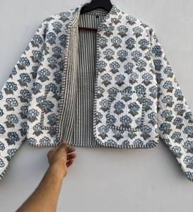 Veste en coton Kantha matelassé à la main, broderie à imprimé floral, technique tricotée, bouton de support réversible, manteau d'hiver court à la mode - Product Image 3