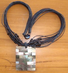 Collar de Conchas Marinas con Cuentas de Nácar Negro de 40x45mm, Diseño Cuadrado, Patrón Inspirado, Regalo - Product Image 4