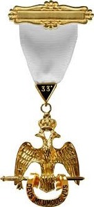 Joya Masónica del Rito Escocés de Grado 33 - Alas Descendidas, Joya Masónica Chapada en Oro - Product Image 5