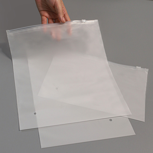ถุงซิปล็อคพลาสติกแบบ<span class=keywords><strong>ด</strong></span>้านสำหรับ<span class=keywords><strong>เสื้อ</strong></span>ผ้า พิมพ์โลโก้ได้ ผลิตจาก CPE ย่อยสลายได้ทางชีวภาพ พร้อมซิปเลื่อน PE ปิ<span class=keywords><strong>ด</strong></span>ผนึกได้ ใช้สำหรับบรรจุภัณฑ์เสื้อผ้า - Product Image 2