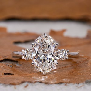 Bague romantique diamant de laboratoire ovale et ronde coupe trois pierres Solitaire bague de fiançailles pour cadeau de mariage fête ou anniversaire - Product Image 1