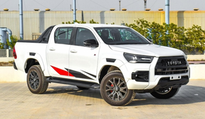 Hilux 4X4 GR-Sport 2023, conduite à gauche, pneus R16, intérieur cuir foncé, transmission automatique 7 vitesses, transmission intégrale - Product Image 2