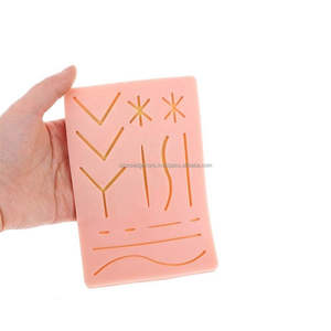 แผ่นเย็บที่มีคุณภาพสูง-การเย็บแผลสำหรับนักเรียนทางการแพทย์ด้วยแผ่นซิลิกอนที่ทนทาน3ชั้นสำหรับการฝึกซ้อมที่มีบาดแผลก่อนตัด - Product Image 1