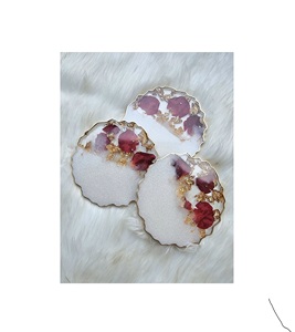 Sous-verre en résine avec des accents de pigments métalliques créant une surface réfléchissante luxueuse pour les thèmes de style d'intérieur modernes - Product Image 3