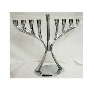 Soporte de vela Menorah de latón con acabado de pulido brillante Base redonda Diseño elegante Calidad superior para la decoración del hogar - Product Image 2