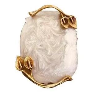 Plateau de service en résine Aqua Premium avec poignées dorées pour la décoration intérieure Parfait pour les repas élégants et le choix de cadeau luxueux - Product Image 5