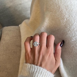 Anillo de Compromiso con Diamante Cultivado en Laboratorio de Corte Redondo de 6.35 Quilates, Certificado IGI, FVVS2, Engaste de Halo Oculto, Oro Blanco de 18k - Product Image 2