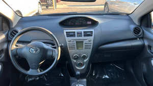 Usado 2011 T * oyota Yaris - Product Image 3