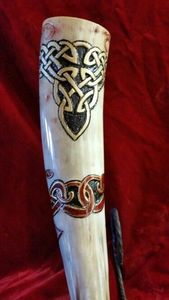 Tasse en céramique artisanale de corne à boire Viking pour hydromel et bière pour les fêtes de Noël et les acclamations des fêtes - Product Image 2