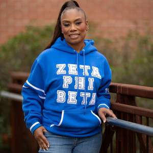 Sudadera con capucha azul Zeta Phi Beta con algodón suave y letras de chenilla para miembros de la Hermandad Ropa griega unisex con estilo - Product Image 3