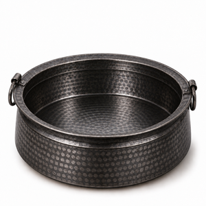 Bassin de pédicure rond en métal noir martelé avec poignées annulaires pour salon de beauté et spa, idéal pour le massage des pieds, à vendre - Product Image 1