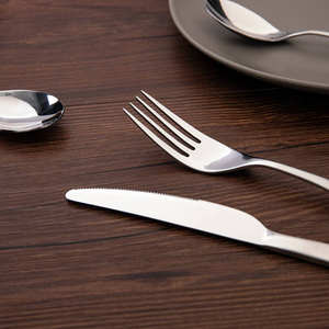 Ensemble de couverts classiques en argent poli, fabriqué en acier inoxydable de haute qualité, offrant des bords lisses et un style de table élégant - Product Image 1