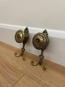 Crochets muraux en laiton pour la décoration murale, pour des présentations artistiques et des idées de rangement, mais aussi pour les maisons, les studios, les galeries, les projets et les espaces créatifs. - Product Image 2