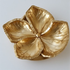 Serveur de fruits secs décoratif en aluminium avec trois compartiments connectés en forme de feuille en finition or antique Artisan - Product Image 3